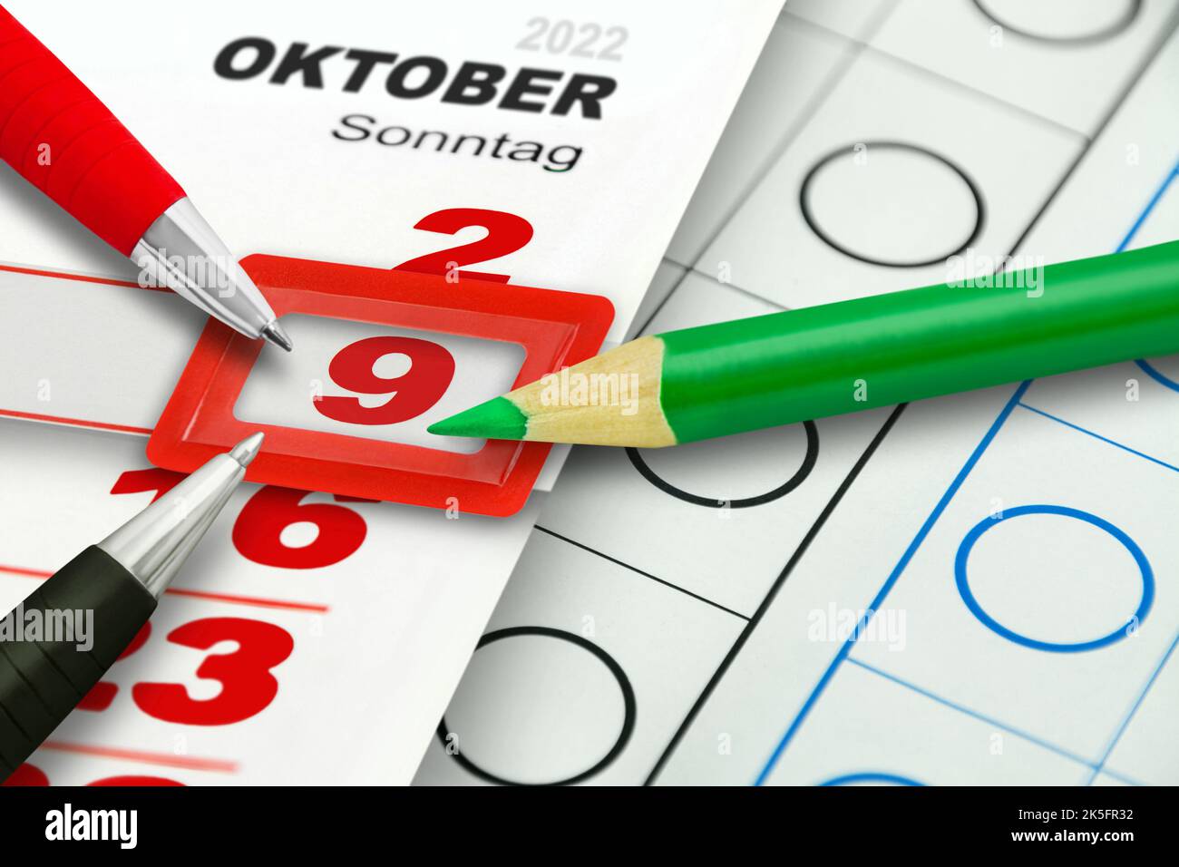 Calendario tedesco 2022 ottobre 9 Domenica con matite rosso nero verde Foto Stock