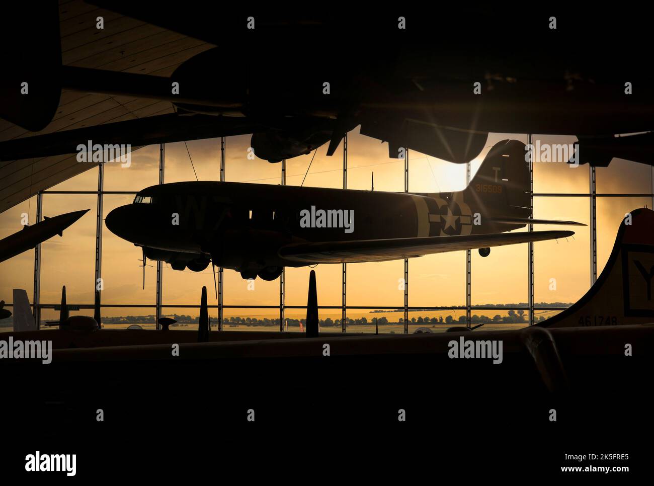 Duxford - Douglas DC3 Dakota seconda Guerra Mondiale aereo D-Day appeso all'American Air Museum di IWM Duxford Foto Stock