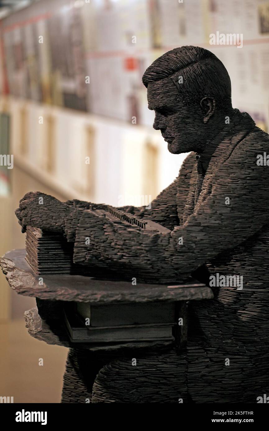 Statua di Alan Turing, Bletchley Park, nel C Block Museum, Bletchley Park.England. Creato in ardesia da Stephen Kettle 2007. Foto Stock