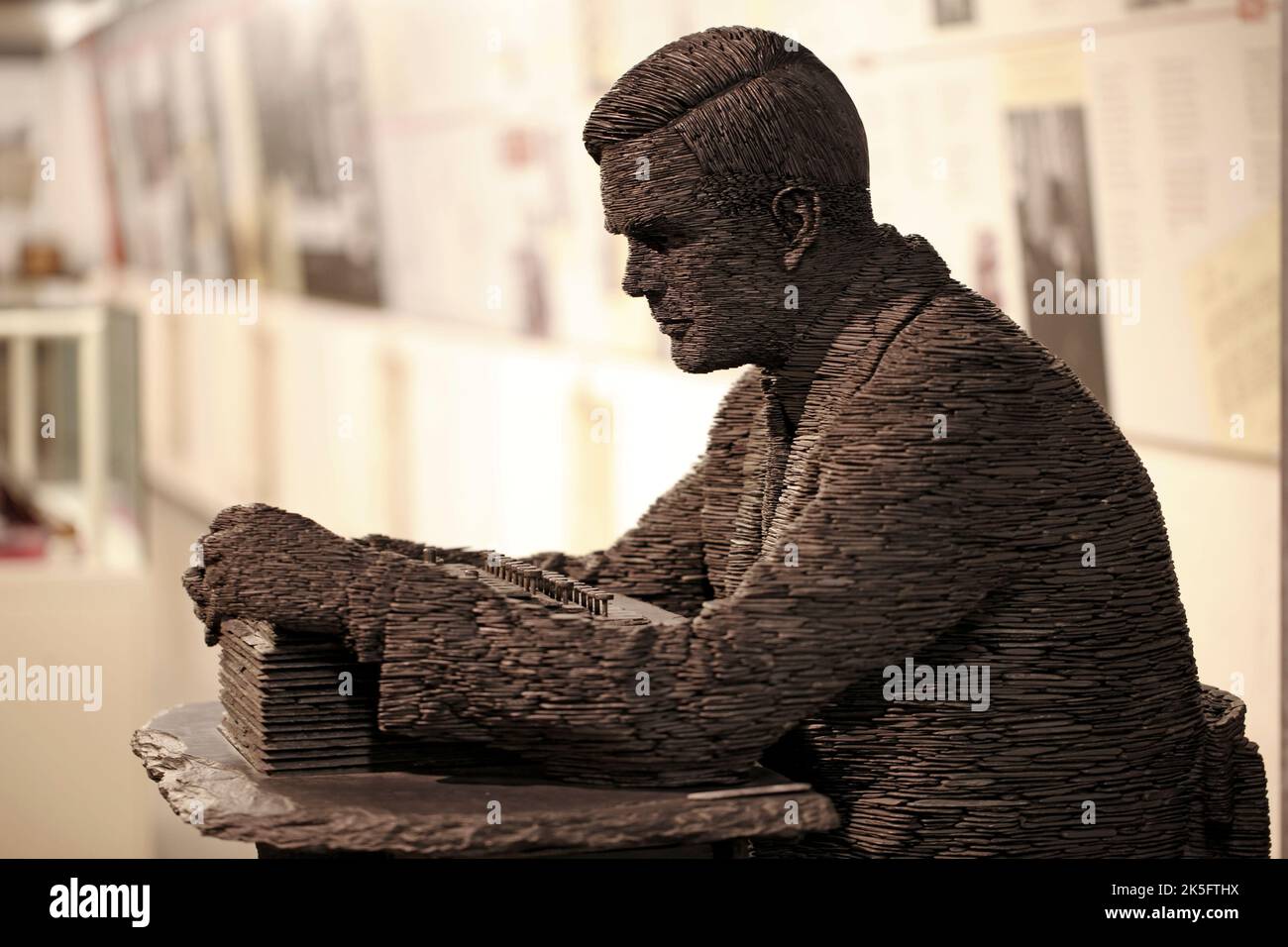 Statua di Alan Turing, Bletchley Park, nel C Block Museum, Bletchley Park.England. Creato in ardesia da Stephen Kettle 2007. Foto Stock