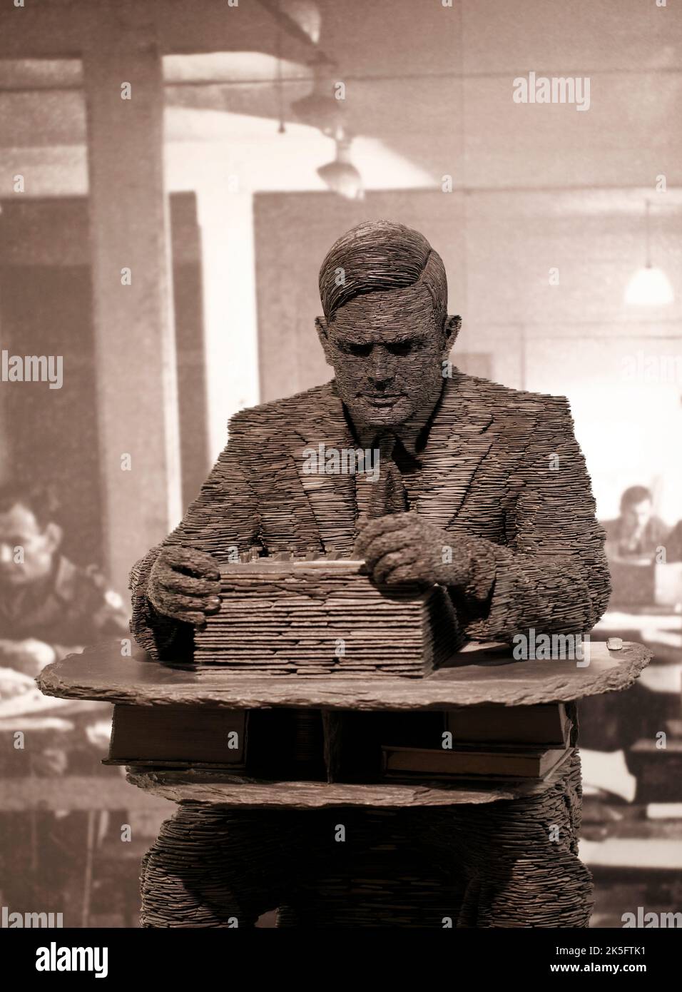 Statua di Alan Turing, Bletchley Park, nel C Block Museum, Bletchley Park.England. Creato in ardesia da Stephen Kettle 2007. Foto Stock