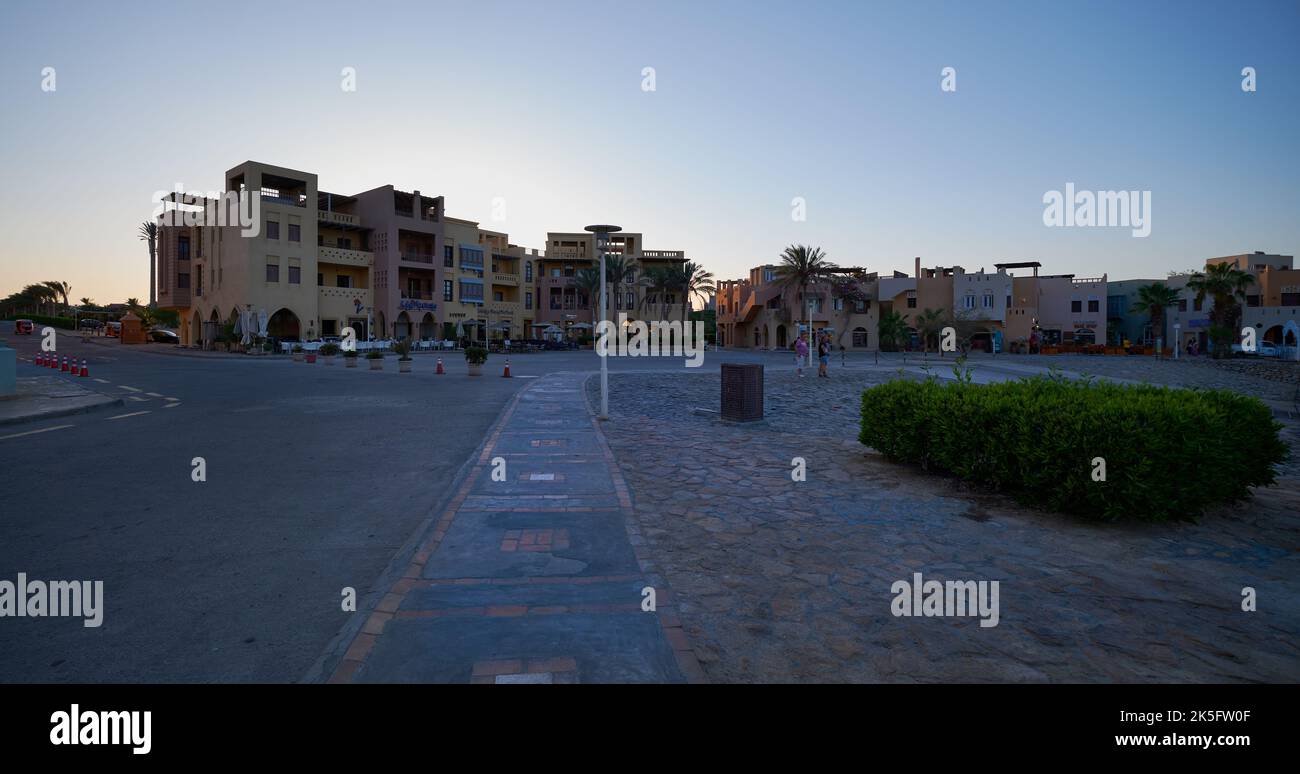 Abu Tig Marina a El Gouna, vista al tramonto in Egitto che mostra la strada principale con caffetterie e ristoranti Foto Stock