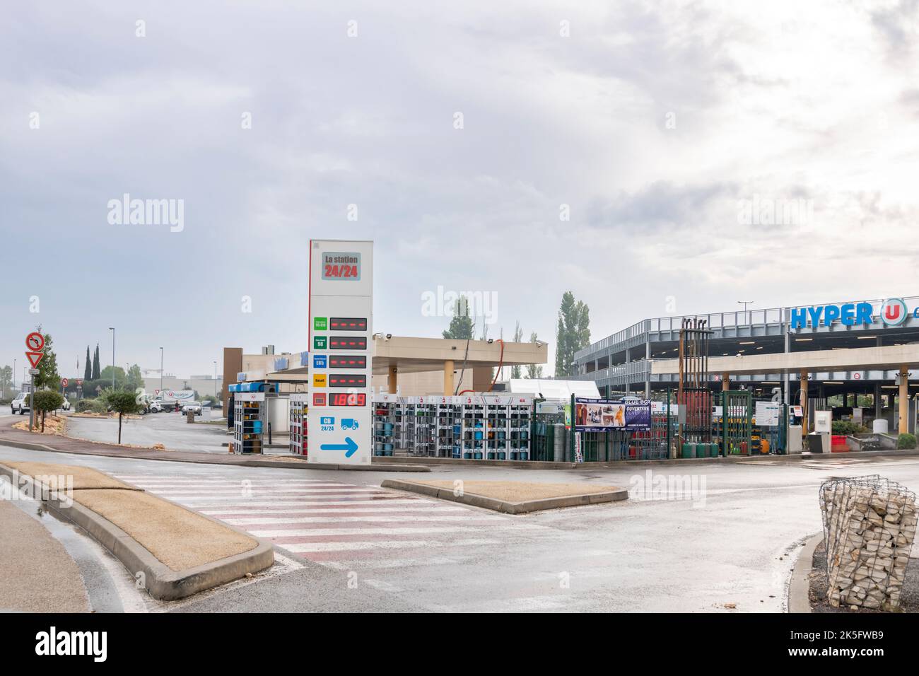 St-Maximin-la-Ste-Baume, Francia meridionale, 8th ottobre 2022. Le stazioni di servizio Hyper U hanno un basso livello di carburante causato da uno sciopero presso le raffinerie TotalEnergies Foto Stock