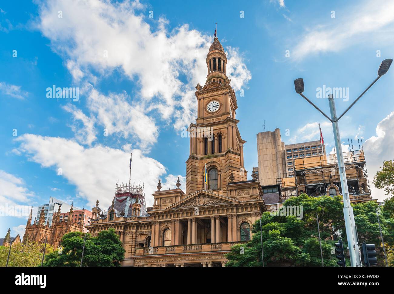 Sydney Town Hall visto da George Street in un giorno, NSW, Australia Foto Stock