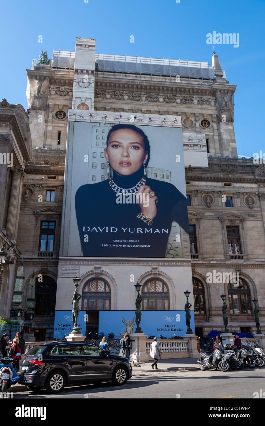 David Yurman gioielleria pubblicità affissioni che copre le impalcature dei lavori di restauro sulla facciata laterale dell'Opera Garnier di Parigi, Francia Foto Stock