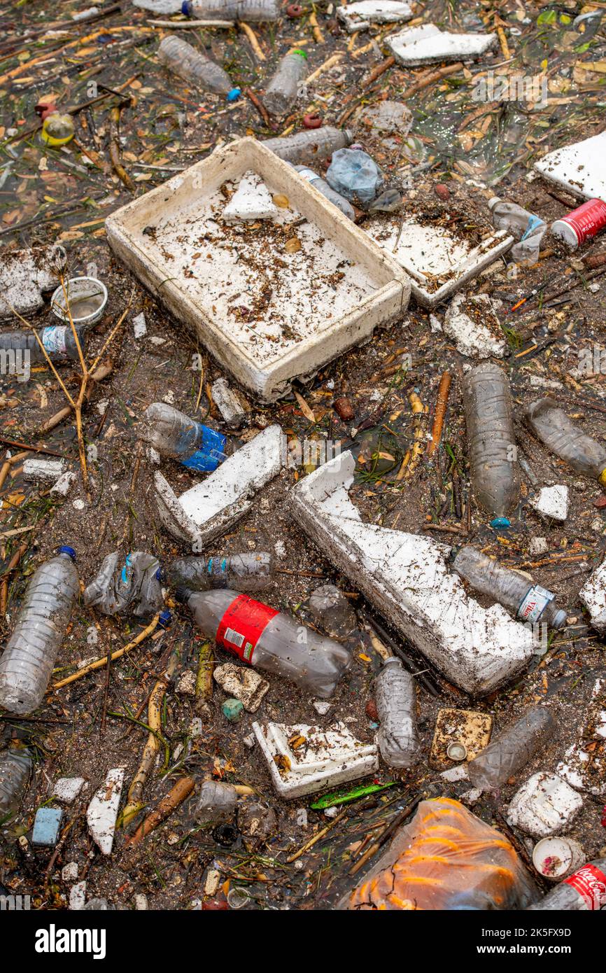 bottiglie di plastica e rifiuti galleggiano in mare, inquinamento in mare causato da bottiglie di plastica scartate e immondizia irresponsabile. Foto Stock