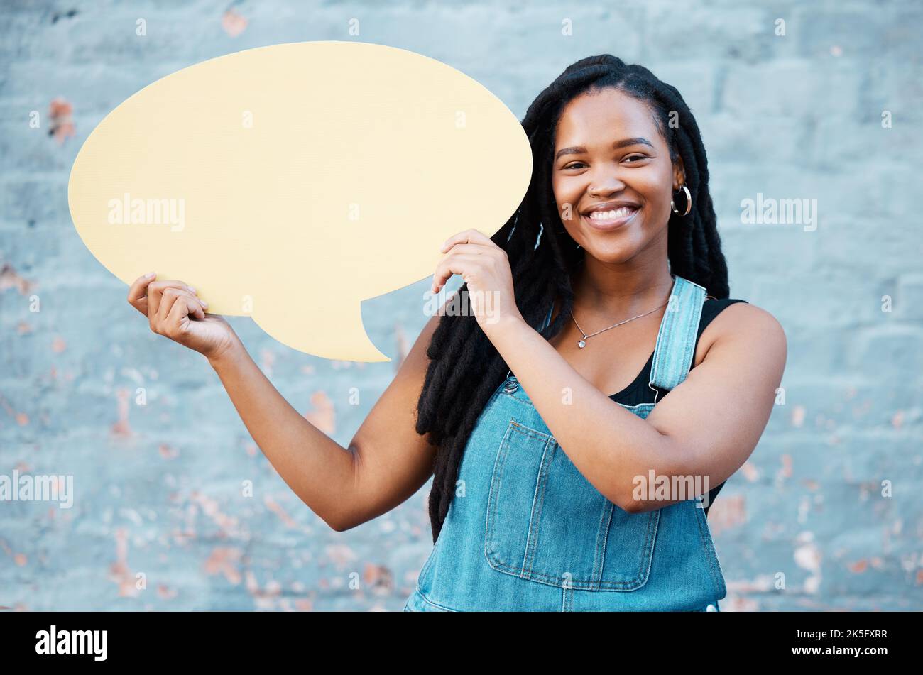 Feedback, social media e idea con la donna nera e bolla di voce con simulazione per la revisione, il voto e il sondaggio. Design, news e network con la giovane ragazza Foto Stock