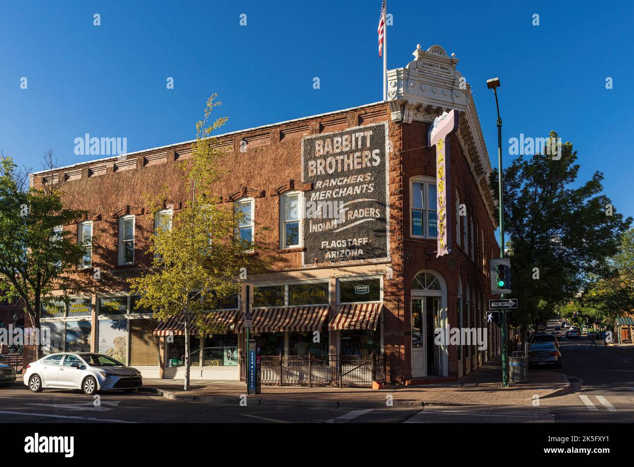 FLAGSTAFF, ARIZONA - 1 SETTEMBRE 2022: Vecchio edificio storico in mattoni con pubblicità per i fratelli Babbit nel centro di Flagstaff. Foto Stock