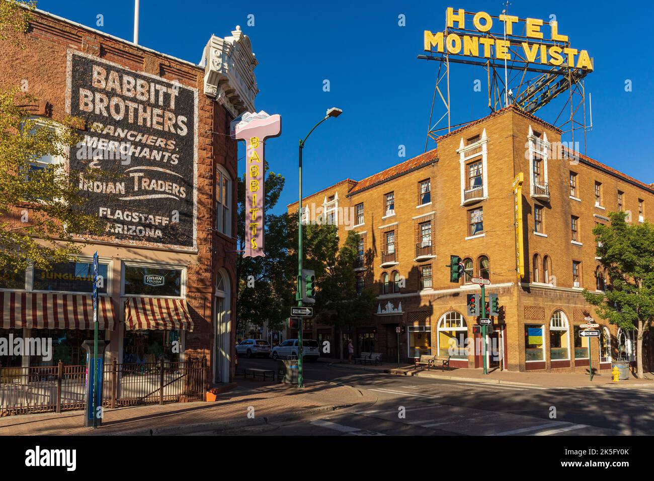 FLAGSTAFF, ARIZONA - 1 SETTEMBRE 2022: Lo storico Hotel Monte Vista, costruito nel 1927, nel centro di Flagstaff, Arizona Foto Stock