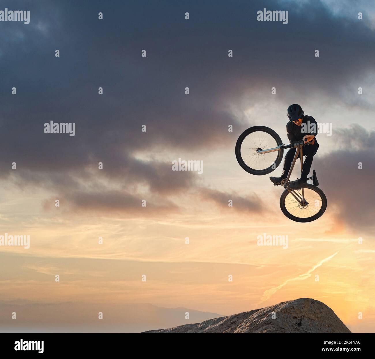 Mountain bike, salto e sport con il mockup di un atleta uomo con energia e velocità nella natura. Persona sana di sport con salto di velocità e ciclismo con Foto Stock