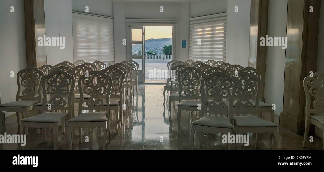 Sedie in una sala conferenze al mattino. Vista frontale dell'interno di un auditorium di lusso con posti vuoti. Foto donload Foto Stock