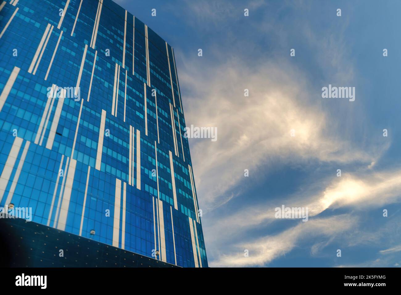 Grattacieli con facciata in vetro. Edifici moderni, quartiere degli affari. Concetto di economia, finanziario. Copia spazio per il testo. Scarica foto costruzione Foto Stock