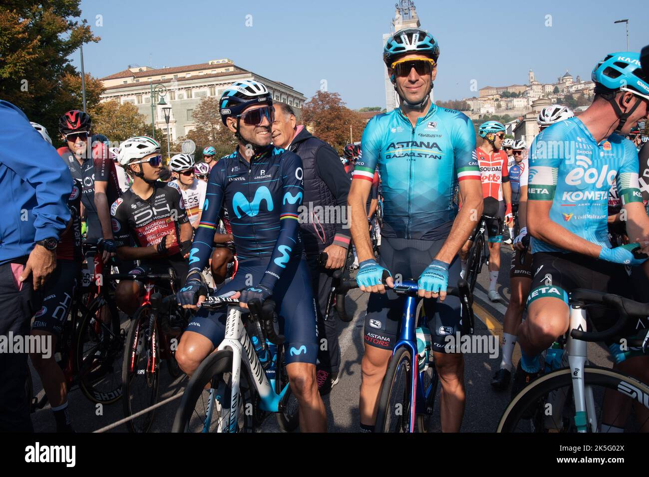 Vincenzo Nibali (Astana Qazaqstan Team) e Alejandro Valverde (team Movistar) durante il giro di Lombardia , Street Cycling a Bergamo, Italia, ottobre 08 2022 Foto Stock