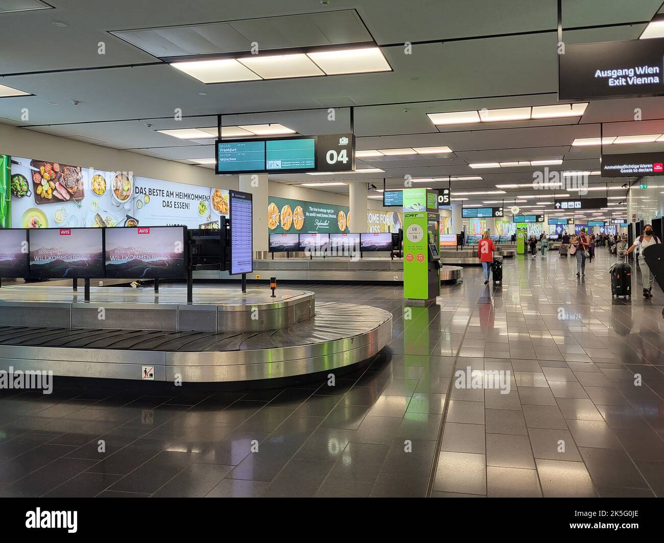 VIENNA, AUSTRIA - 13 SETTEMBRE 2022: Passeggeri all'aeroporto internazionale di Vienna, zona della cintura bagagli. Foto Stock