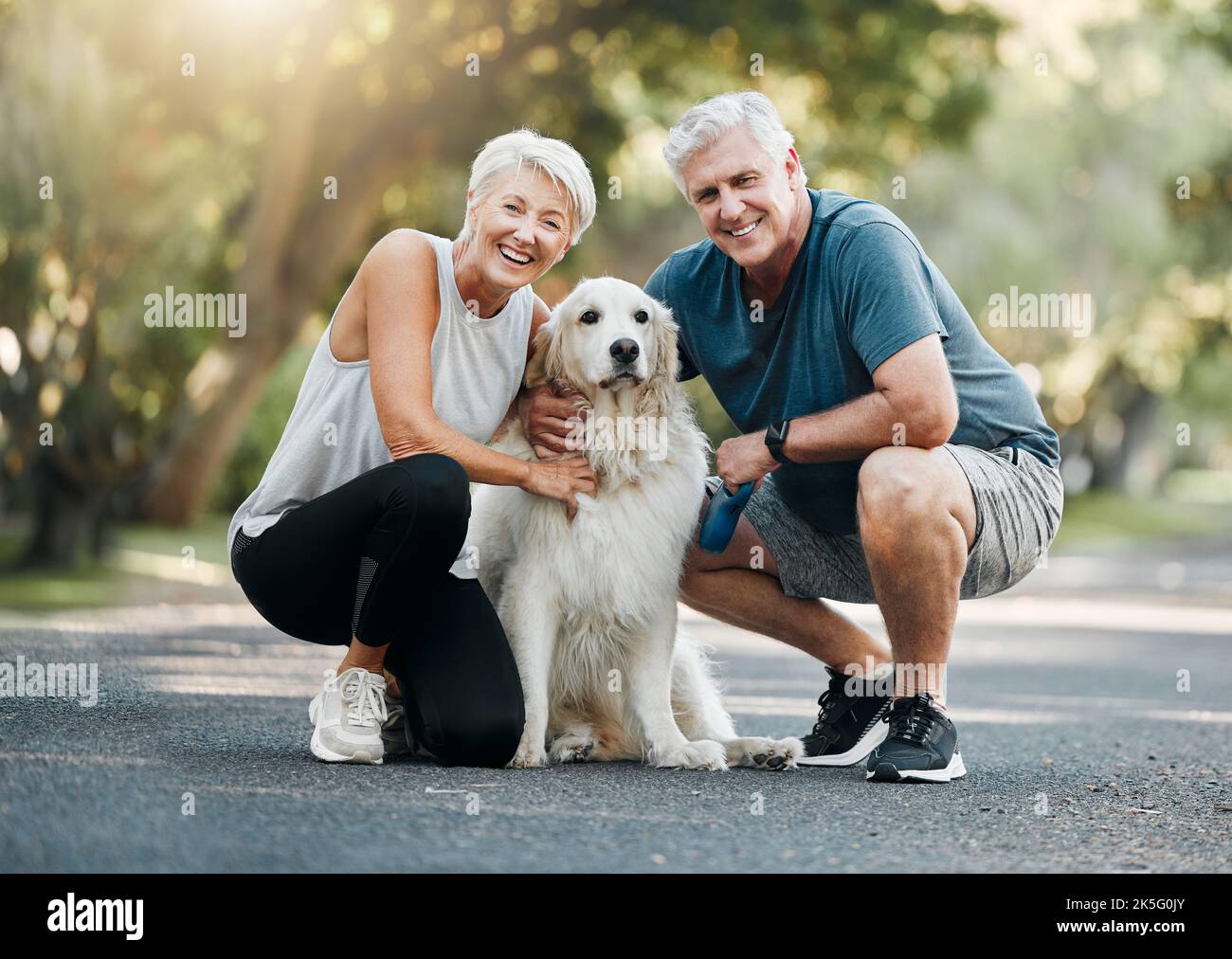 Coppia anziana felice, cane a piedi nel parco naturale e sorridere che si unisce con il loro Golden retriever insieme. Vivere in salute in pensione, essere fisicamente Foto Stock