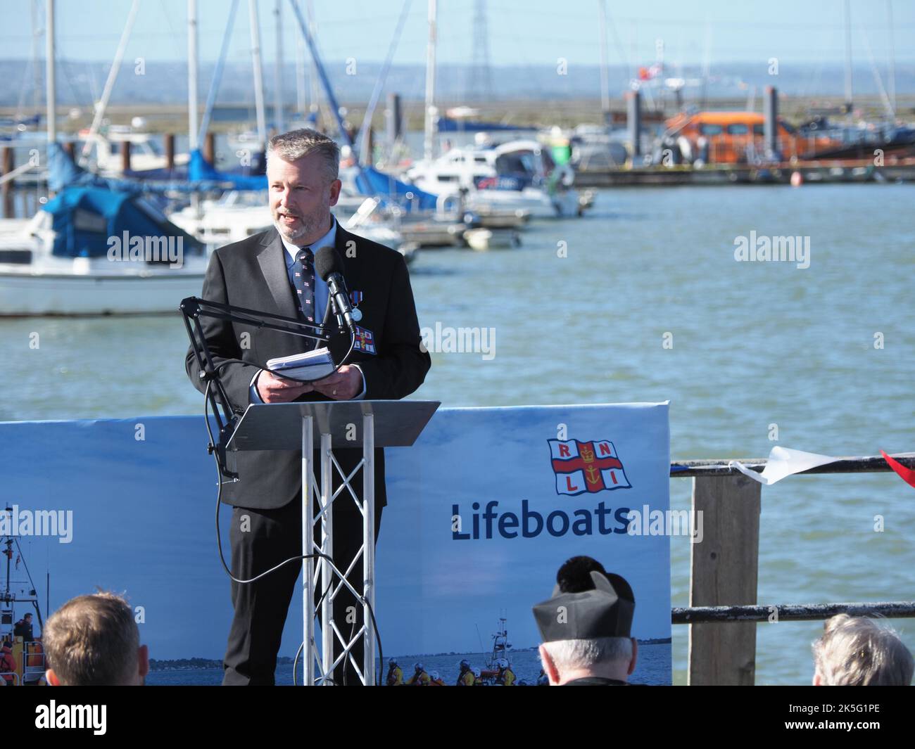 Queenborough, Kent, Regno Unito. 8th Ott 2022. La cerimonia ufficiale di Naming e il servizio di dedizione per la nuova classe Shearness Shannon aleveniante RNLI si sono svolte questa mattina al Crundall's Wharf, Queenborough, nel Kent. La nuova scialuppa di salvataggio si chiama Judith Copping Joyce, numero 13-38. PIC: Nigel Budden (responsabile operazioni Lifeboat Sheerness). Credit: James Bell/Alamy Live News Foto Stock