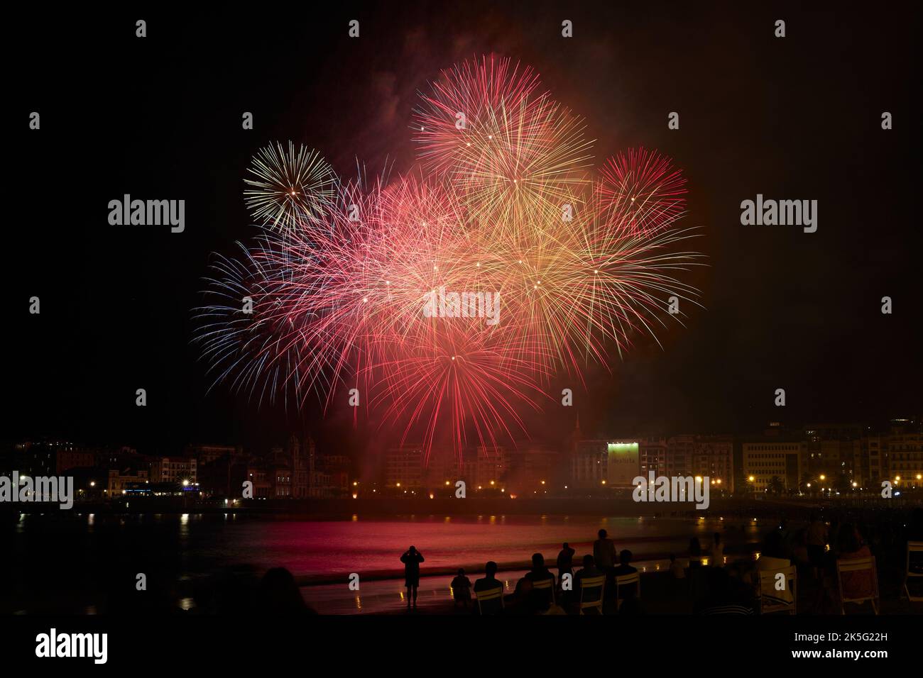 Fuochi d'artificio pieni di colori Semana Grande 2022 (San Sebastián, Guipúzcoa, Spagna). Foto Stock