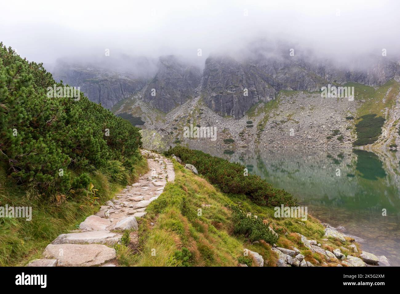 Paesaggio impressionante con grandi montagne di colore grigio-marrone nei Tartari Polacchi con un sentiero roccioso Foto Stock