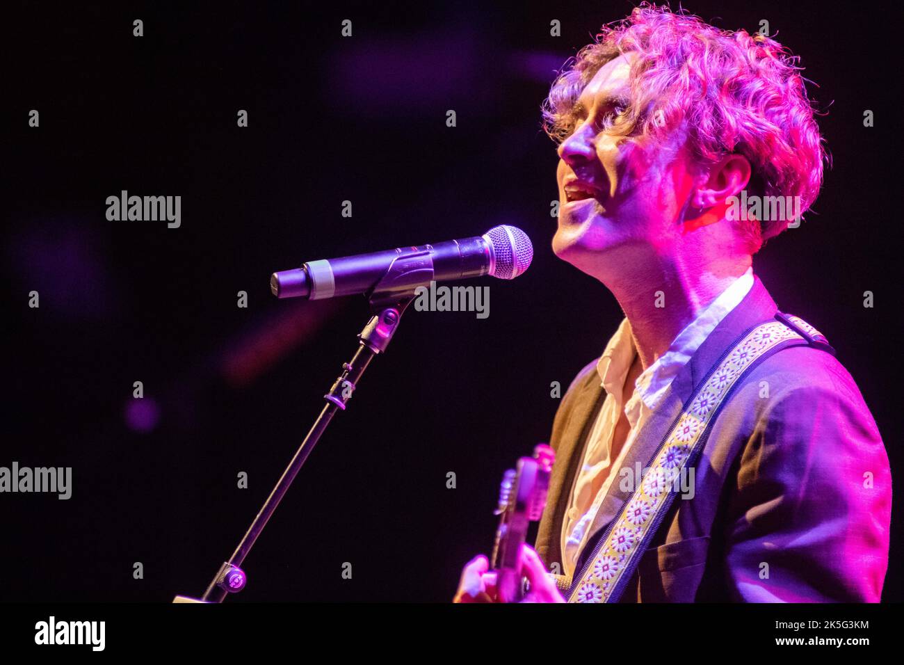 Milano Italia. 07 ottobre 2022. Il cantautore irlandese DAVID KEENAN si esibisce dal vivo sul palco al Teatro dal Verme, aprendo lo spettacolo di Counting Crows. Foto Stock