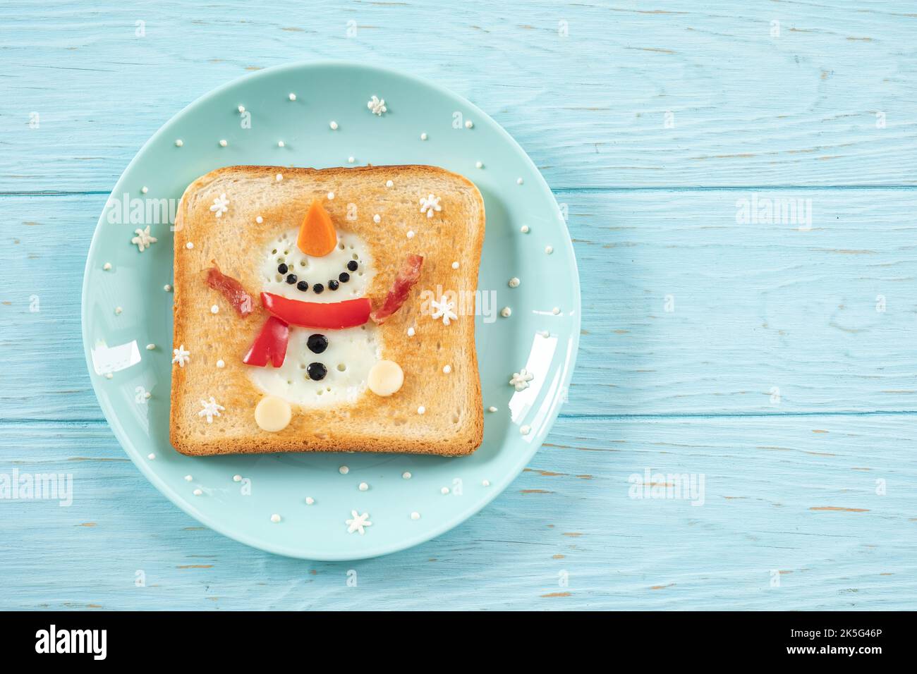 Colazione di Natale: Toast con albume d'uovo a forma di pupazzo di neve felice Foto Stock