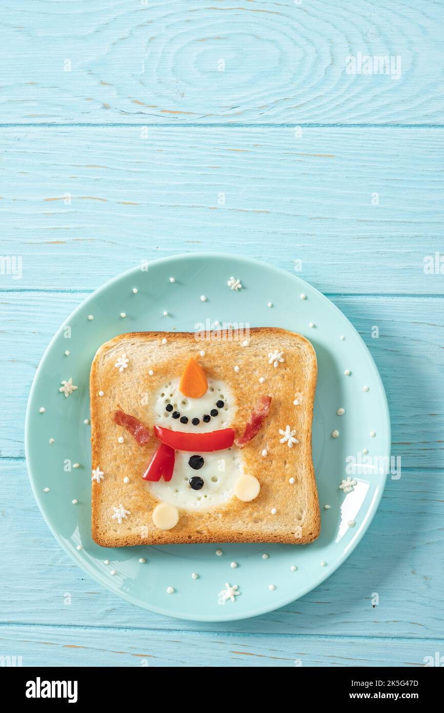 Colazione di Natale: Toast con albume d'uovo a forma di pupazzo di neve felice Foto Stock
