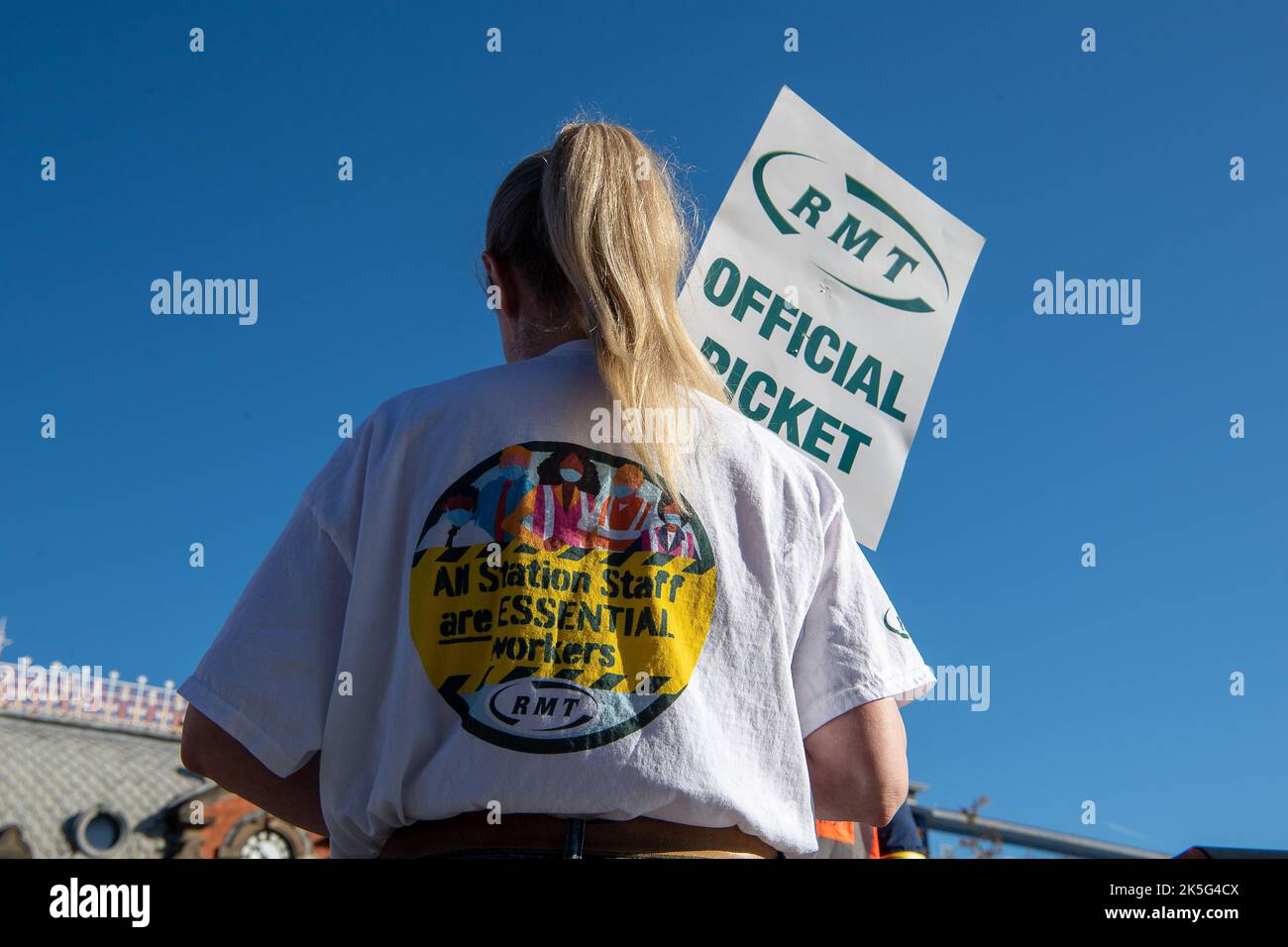 Slough, Berkshire, Regno Unito. 8th ottobre 2022. I dipendenti che lavorano alla stazione ferroviaria di Slough stavano picketing fuori dalla stazione oggi mentre si sono Uniti al National Rail Strike. Colpiscono i posti di lavoro, le retribuzioni e le condizioni delle ferrovie. Ai passeggeri è stato consigliato di non viaggiare oggi, tuttavia alcuni treni GWR erano ancora in funzione da Slough a Paddington. Si discute molto sulla necessità di tenere le biglietterie, tuttavia molte biglietterie sono in via di chiusura, con conseguenti potenziali perdite di posti di lavoro. Credit: Maureen McLean/Alamy Live News Foto Stock