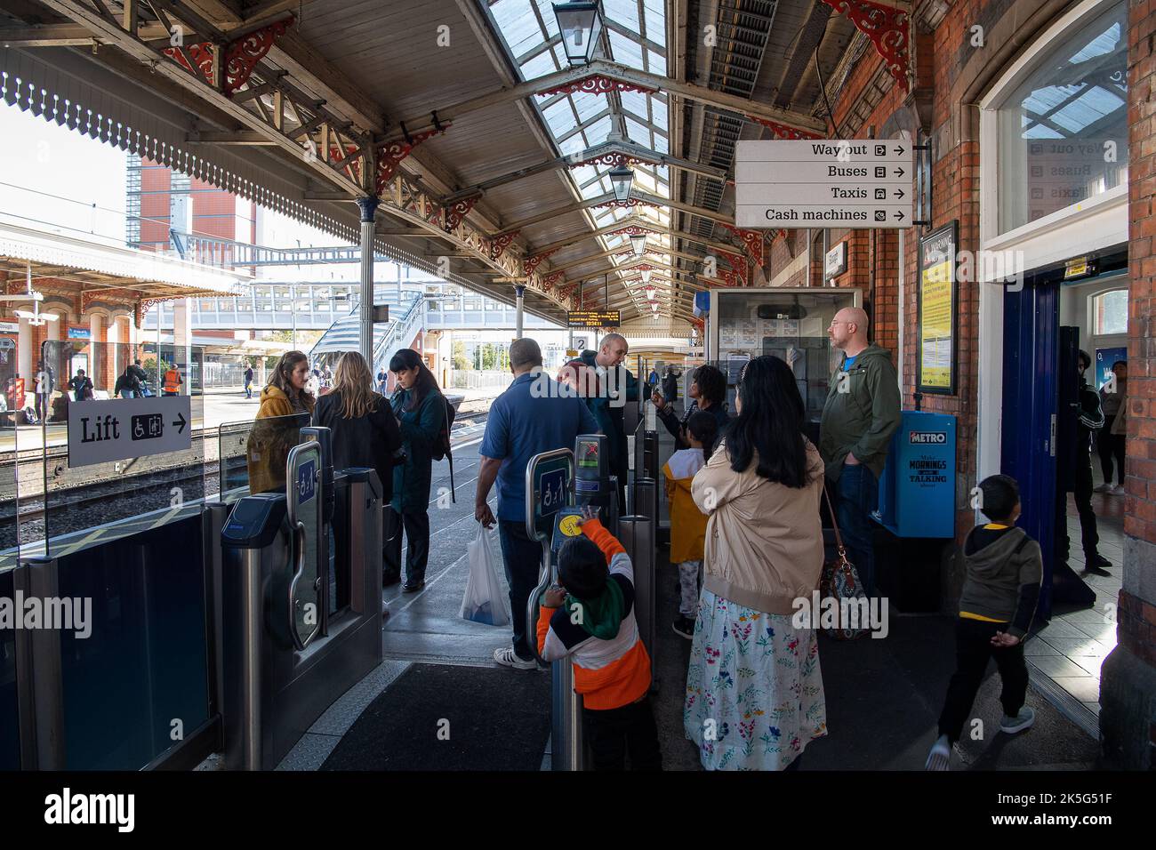 Slough, Berkshire, Regno Unito. 8th ottobre 2022. I dipendenti che lavorano alla stazione ferroviaria di Slough stavano picketing fuori dalla stazione oggi mentre si sono Uniti al National Rail Strike. Colpiscono i posti di lavoro, le retribuzioni e le condizioni delle ferrovie. Ai passeggeri è stato consigliato di non viaggiare oggi, tuttavia alcuni treni GWR erano ancora in funzione da Slough a Paddington. Si discute molto sulla necessità di tenere le biglietterie, tuttavia molte biglietterie sono in via di chiusura, con conseguenti potenziali perdite di posti di lavoro. Credit: Maureen McLean/Alamy Live News Foto Stock