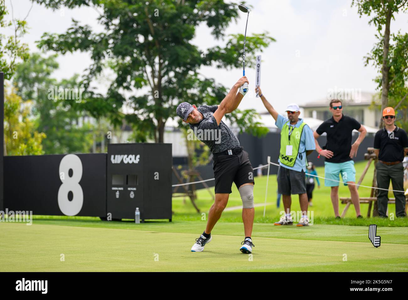 Sergio Garcia di Spagna si tee fuori al foro 8 durante il 2nd° round del LIV Golf Invitational Bangkok al Stonehill Golf Course a Bangkok, THAILANDIA Foto Stock