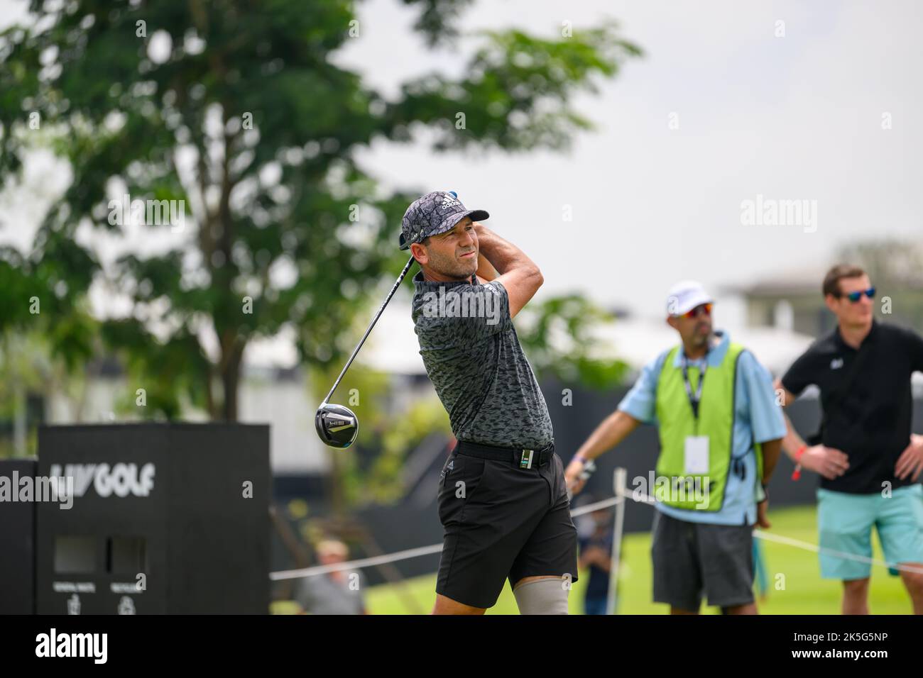 Sergio Garcia di Spagna si tee fuori al foro 8 durante il 2nd° round del LIV Golf Invitational Bangkok al Stonehill Golf Course a Bangkok, THAILANDIA Foto Stock