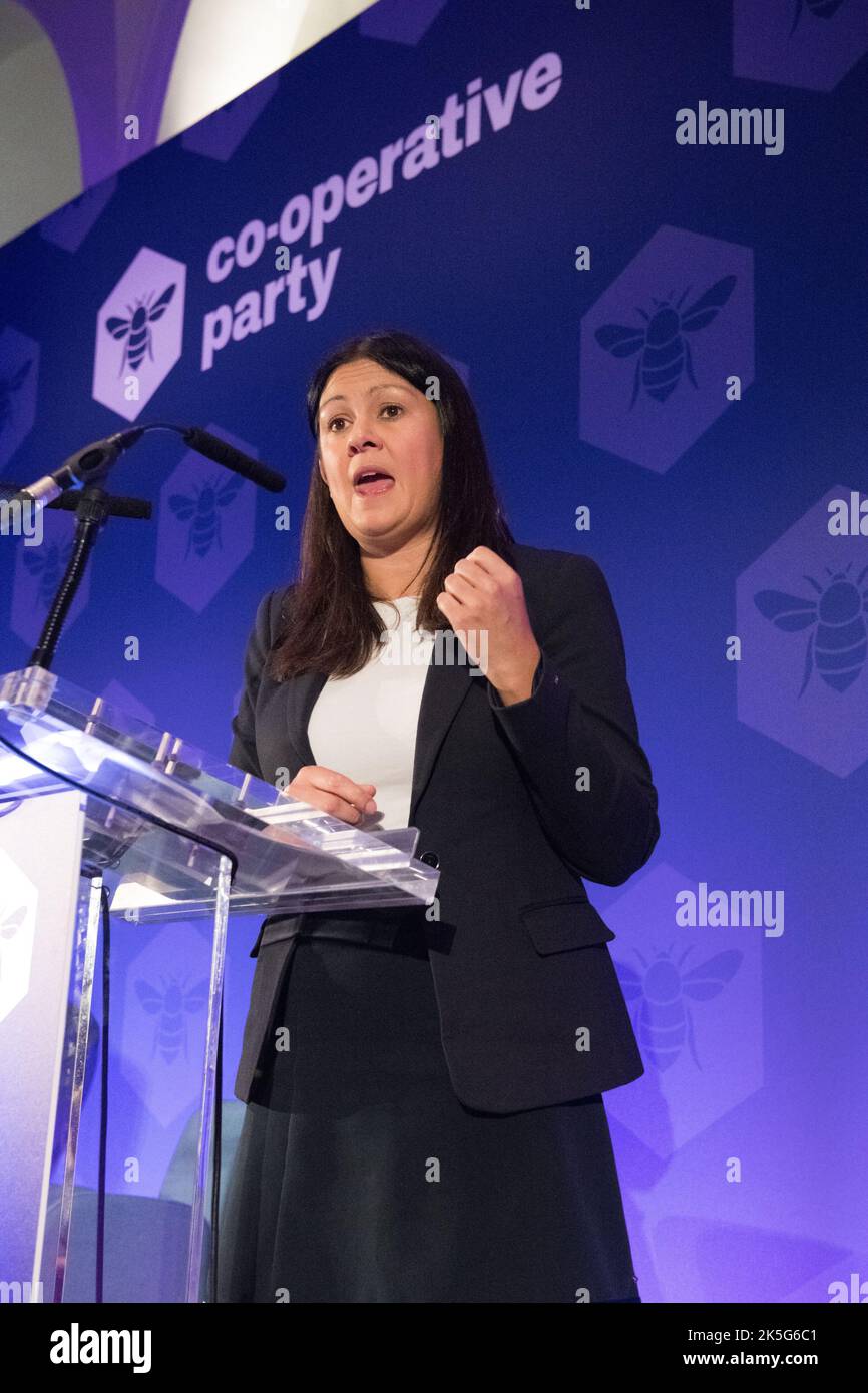 The Co-operated Party Conference 2022, Queens Hotel, Leeds, Yorkshire, Inghilterra, REGNO UNITO. 8th Ott 2022. Lisa Nandy MP, Shadow Secretary of state for Levelling-Up, Housing and Communities intervenendo alla Conferenza annuale del Partito cooperativo. Credit: Alan Beastall/Alamy Live News Foto Stock