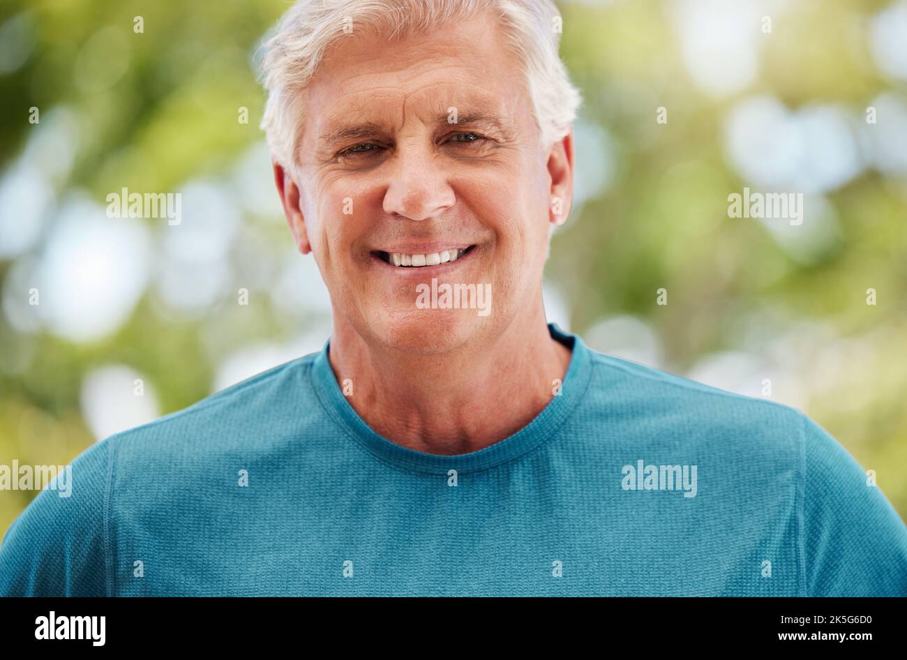 Salute, fitness ed esercizio fisico con un anziano all'aperto in estate per il benessere, l'allenamento e la pensione. Allenamento, sano e felice con un Foto Stock