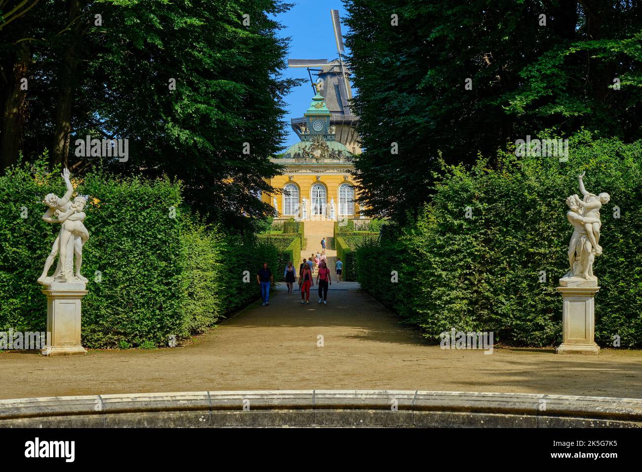 Viale alberato con asse visivo a nord dal vicolo principale al Neue Kammern (nuove camere), Parco Sanssouci, Potsdam, Brandeburgo, Germania. Foto Stock
