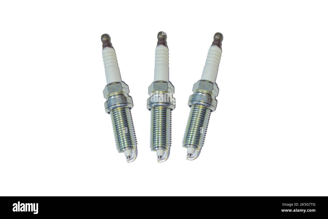 foto ravvicinata delle parti delle candele per auto alimentate a benzina su sfondo bianco Foto Stock