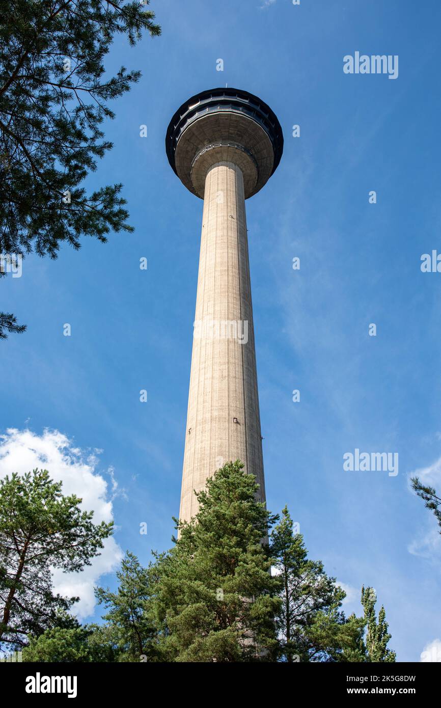 Vista a basso angolo della torre di osservazione di Näsinneula a Tampere, Finlandia Foto Stock