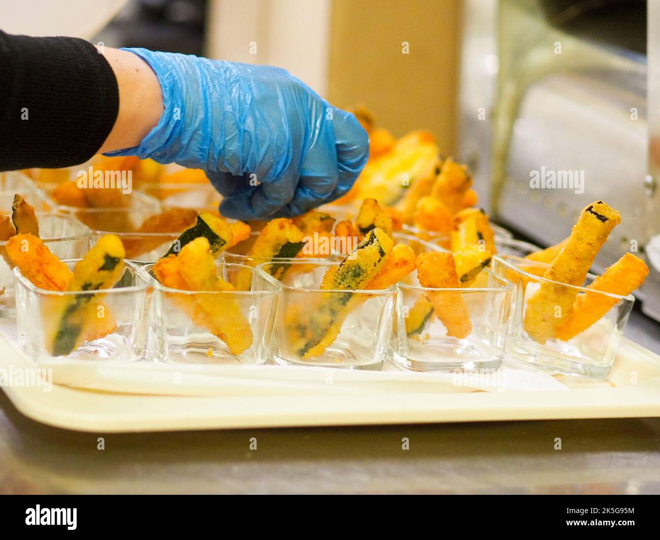chef che prepara verdure fritte per il buffet Foto Stock