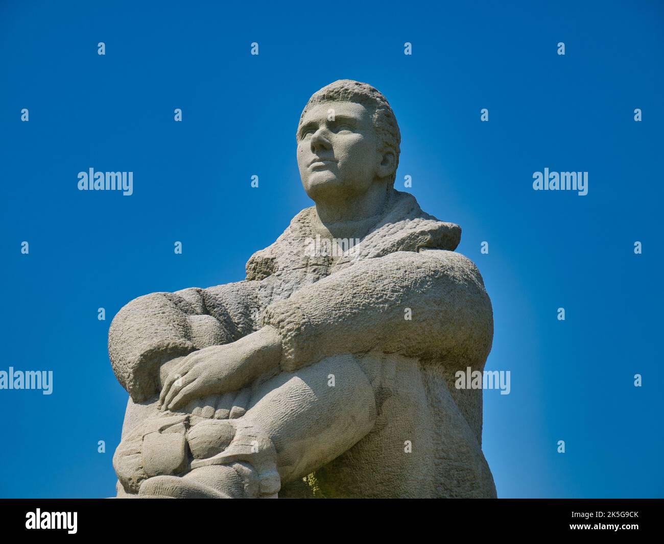 La statura centrale al Memoriale della Battaglia di Gran Bretagna vicino Folkstone nel Kent, Regno Unito. In una giornata di sole in estate con un cielo azzurro chiaro. Foto Stock