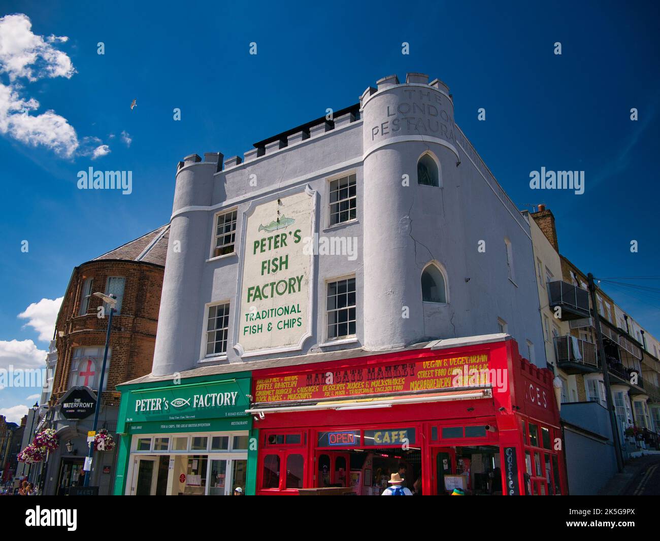 La facciata di Peter's Fish and chip Factory - un tradizionale fornitore del grande fiocco britannico di pesce fritto e patatine fritte a Ramsgate. Foto Stock