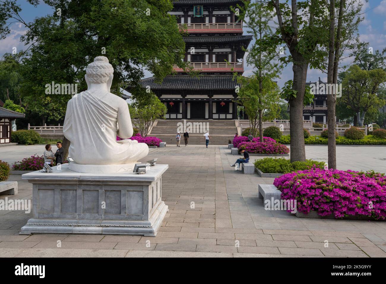 Yangzhou, Jiangsu, Cina. Statua di Buddha in Daming tempio motivi. Foto Stock