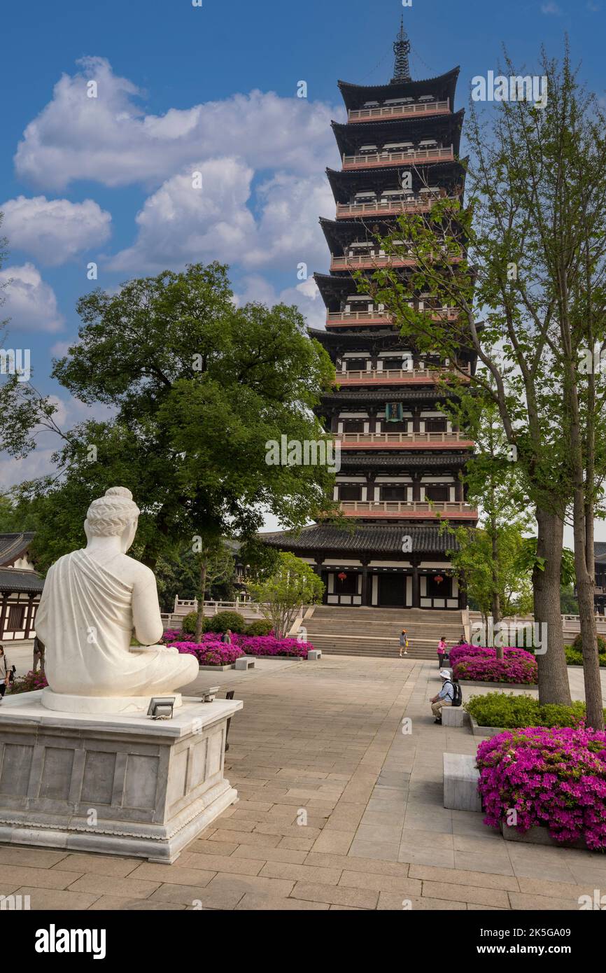 Yangzhou, Jiangsu, Cina. Statua di Buddha in Daming tempio motivi. Daming Pagoda in background. Foto Stock