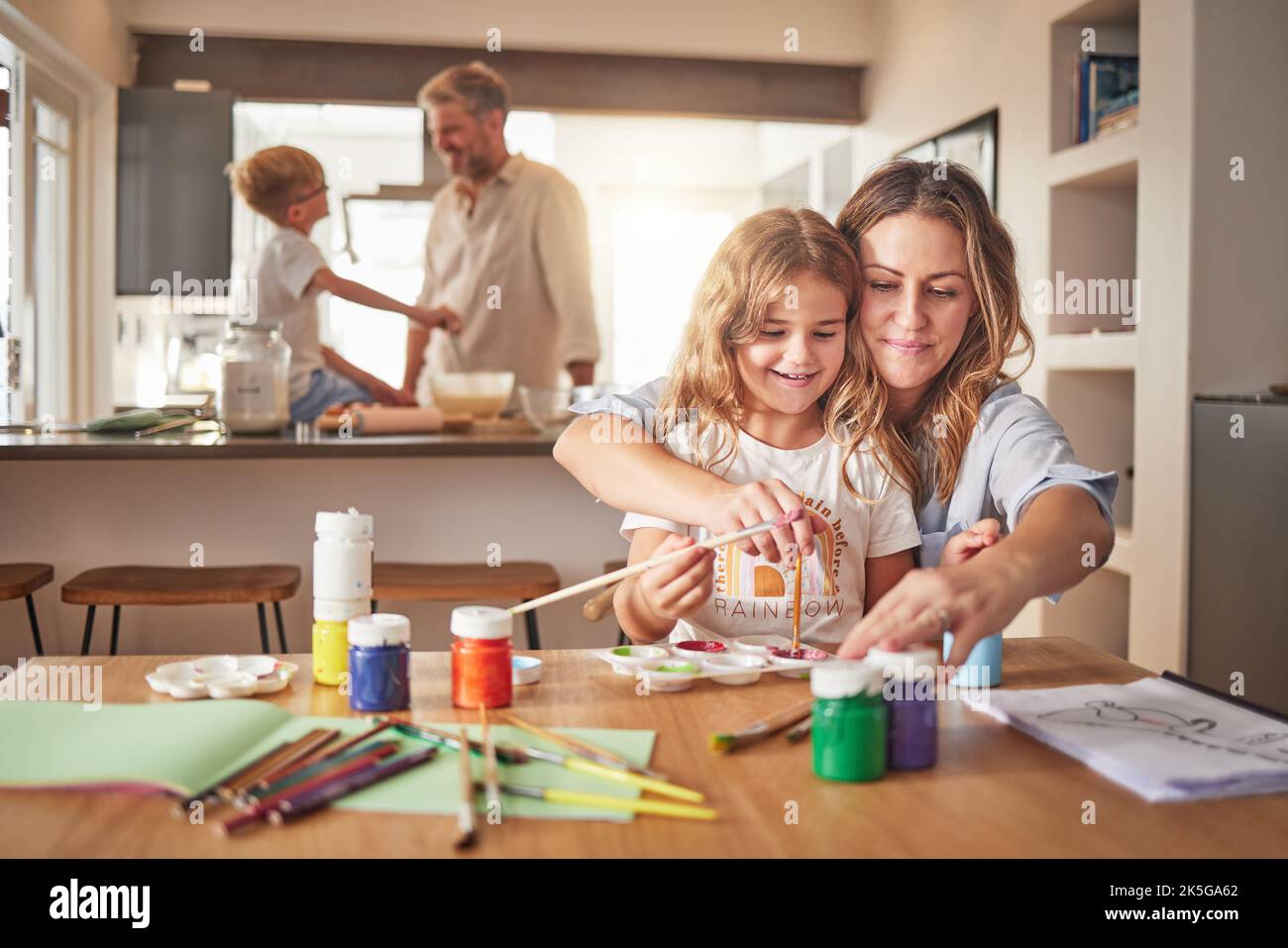 Casa di famiglia, pittura e cucina con madre, padre e bambini imparando, sviluppo creativo e vacanza divertente formazione. Ragazza felice con la mamma che fa Foto Stock