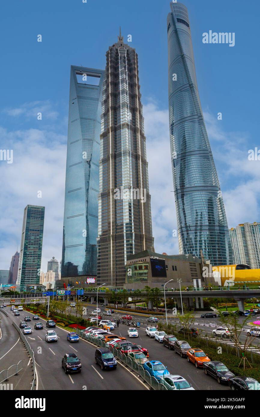 Cina, Shanghai. Tre grattacieli nel Distretto di Pudong Shanghai World Financial Center (sinistra); Jinmao (medio); Shanghai Torre (a destra). Foto Stock