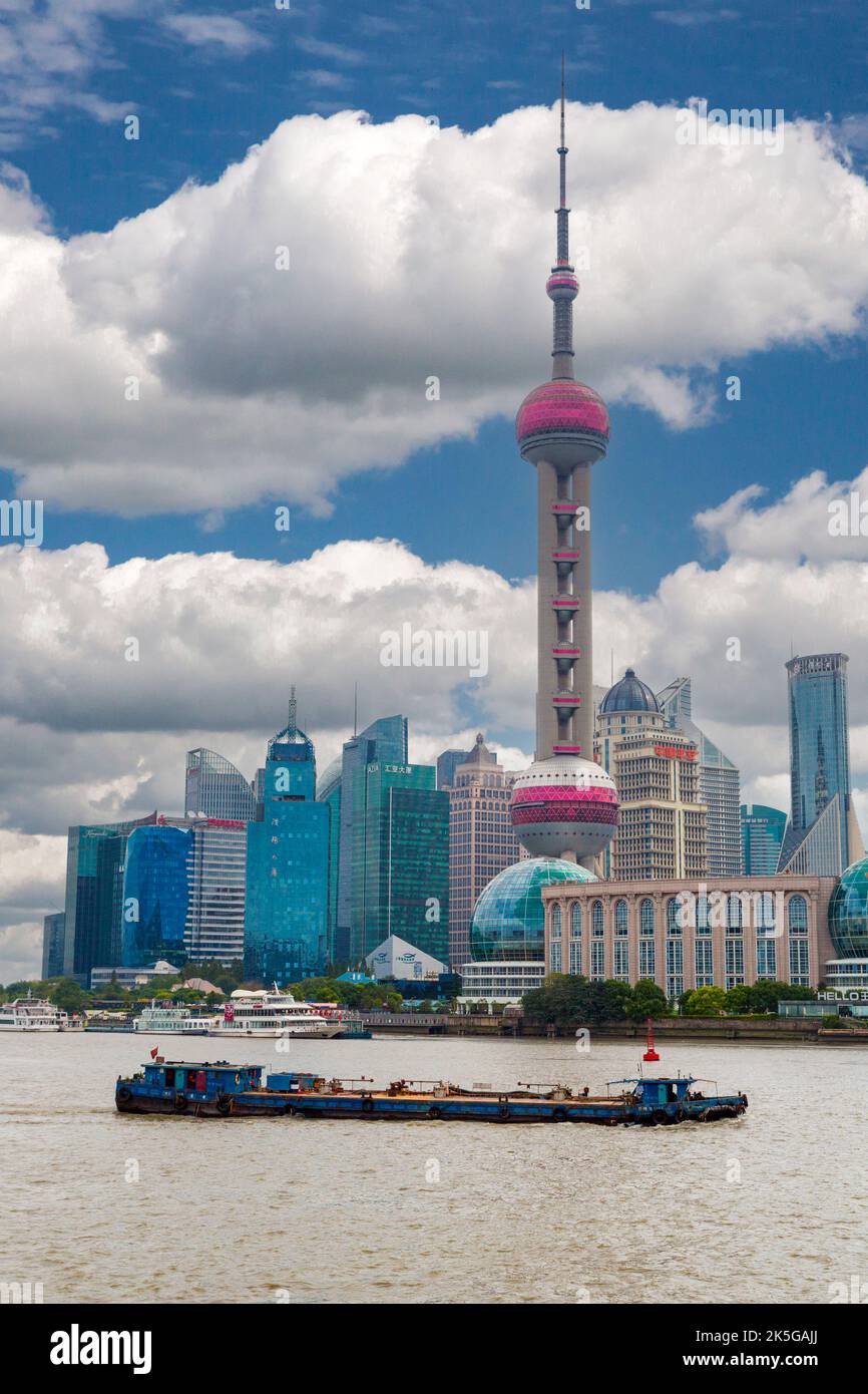 Cina, Shanghai. La Oriental Pearl TV Tower, quartiere Pudong, attraverso il Fiume Huangpu. Foto Stock
