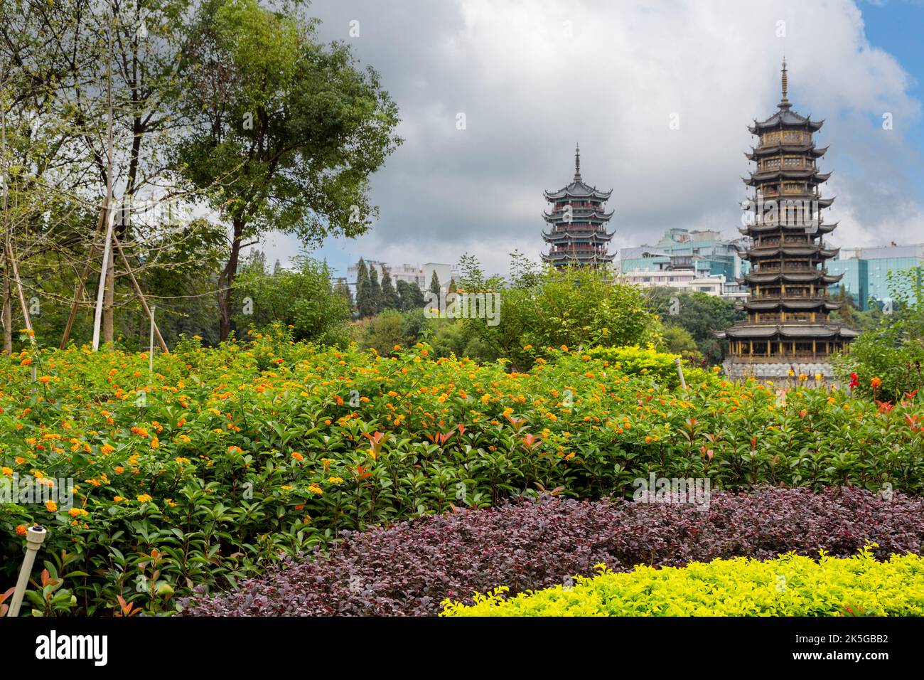 Guilin, Cina. Sole e Luna pagode accanto al lago di abete e giardini. Foto Stock