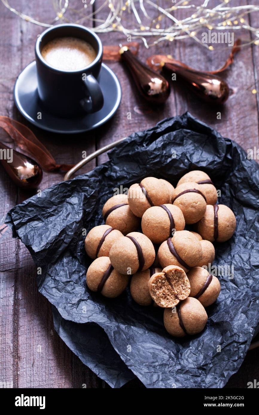 I baci di Lady, i tradizionali biscotti alla noce italiana con farcitura di caffè e cioccolato. Foto Stock