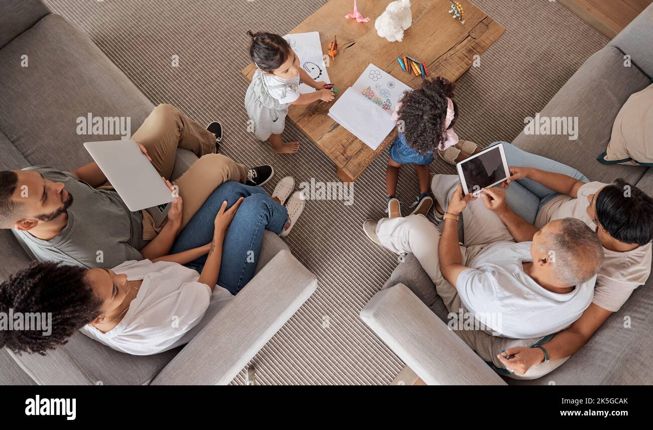 Amore, famiglia e nonni in casa dall'alto per il legame con i bambini nel soggiorno in Messico. Nonni, genitori e bambini si rilassano per godersi il tempo libero Foto Stock