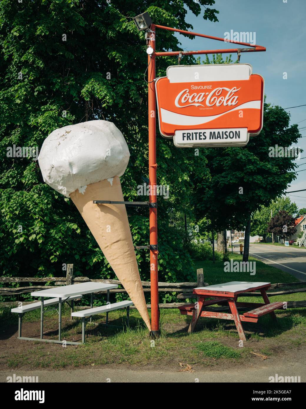 Insegna Vintage Coca Cola e cono gigante gelato, Lislet, Québec, Canada Foto Stock
