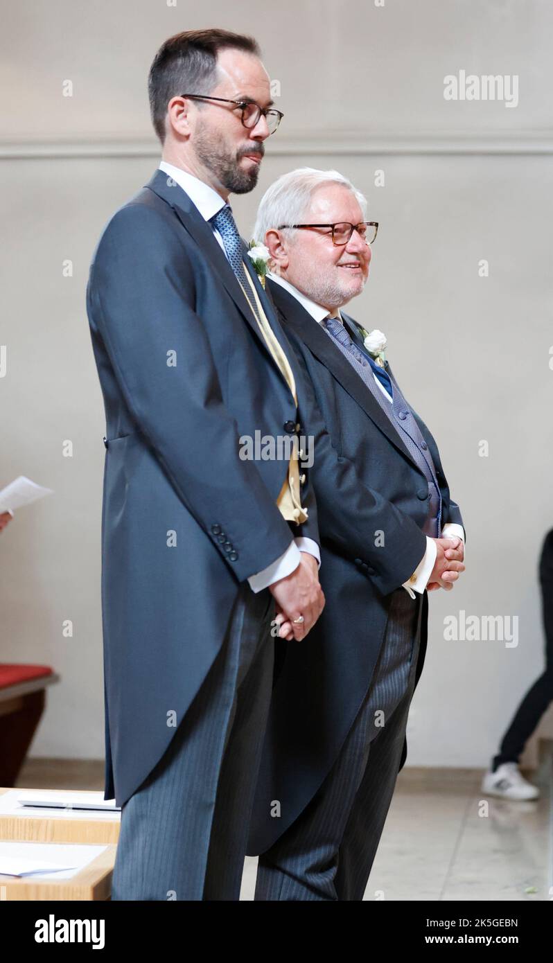 Monaco, Germania. 08th Ott 2022. L'ex monaco Anselm Bilgri (R) sposa suo marito Markus Bilgri in chiesa presso l'antica chiesa cattolica di San Willibrord. Credit: Uwe Lein/dpa/Alamy Live News Foto Stock