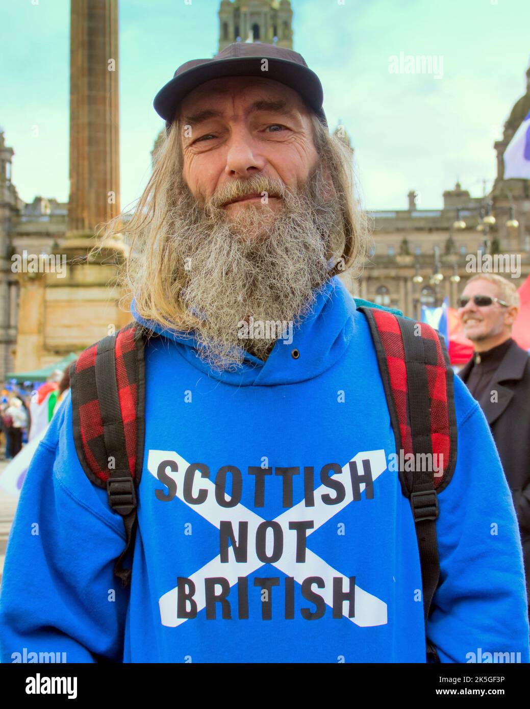 Glasgow, Scozia, Regno Unito 8th ottobre 2022. Yestival Independence Rally una combinazione di 50 diversi gruppi indipendenti ha tenuto un evento musicale e di discorso in scena a george Square oggi, alla data della conferenza snp. Credit Gerard Ferry/Alamy Live News Foto Stock