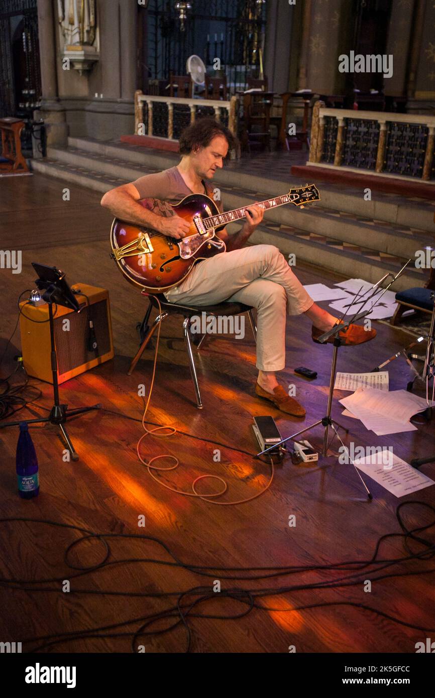 Musicisti jazz che praticano in una chiesa a Brooklyn, Stati Uniti Foto Stock