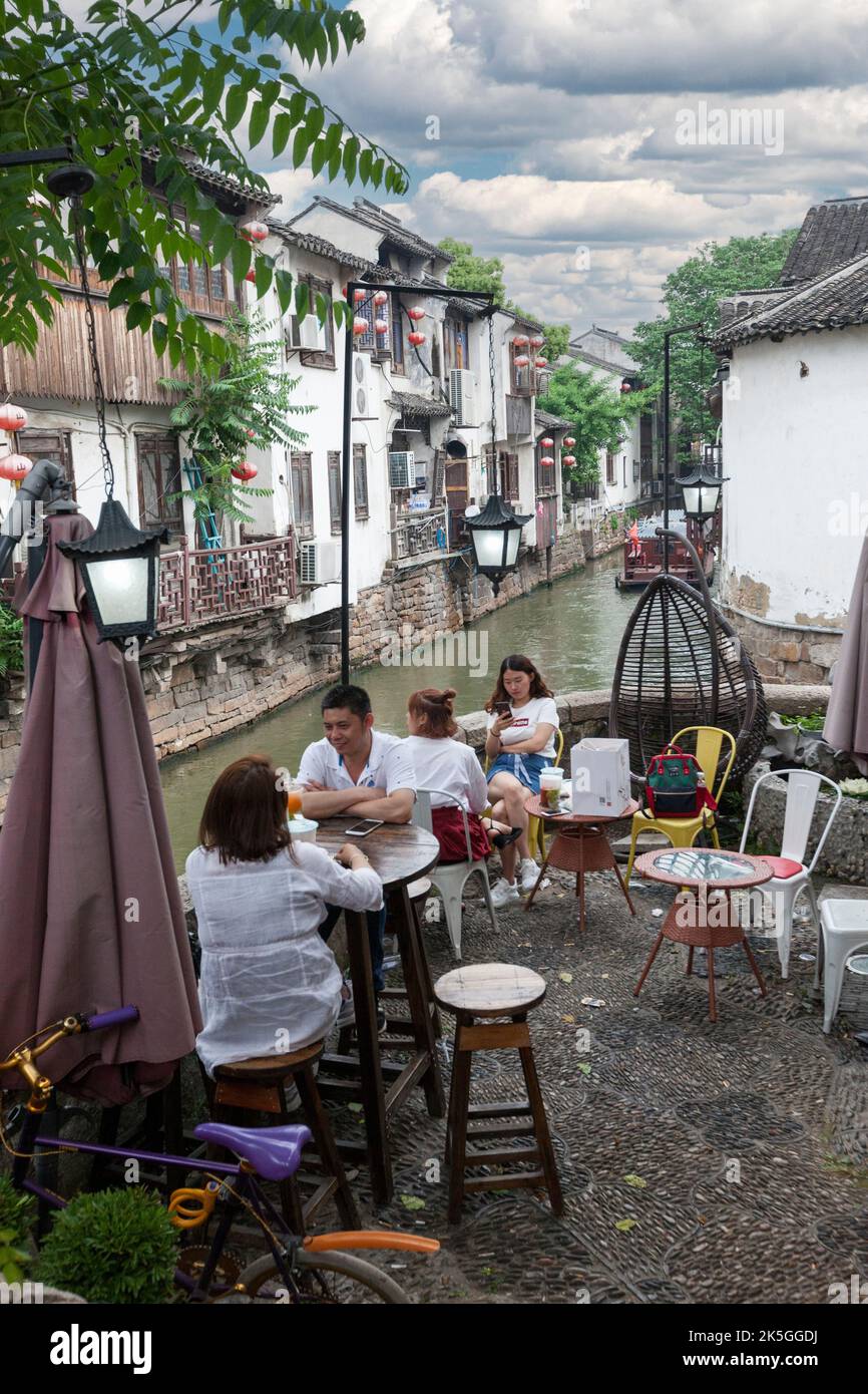 Suzhou, Jiangsu, Cina. Distretto di Shantang. Le persone più rilassante rinfreschi lungo il canale di Shantang. Foto Stock
